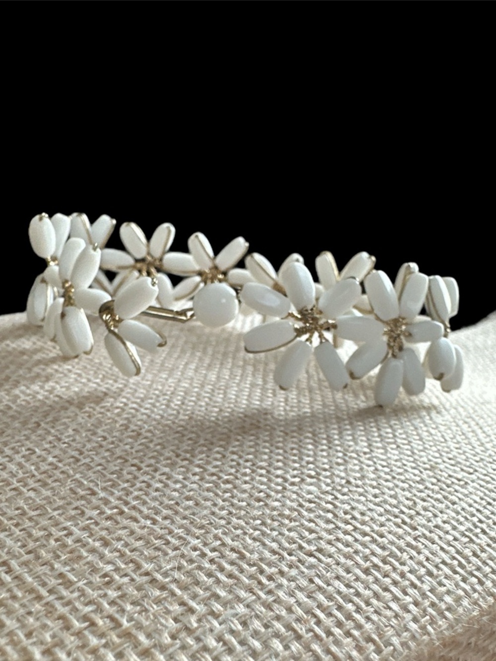Vintage 1950s Milk Glass Daisy Flower Wire Bracelet Gold Tone Mid Century